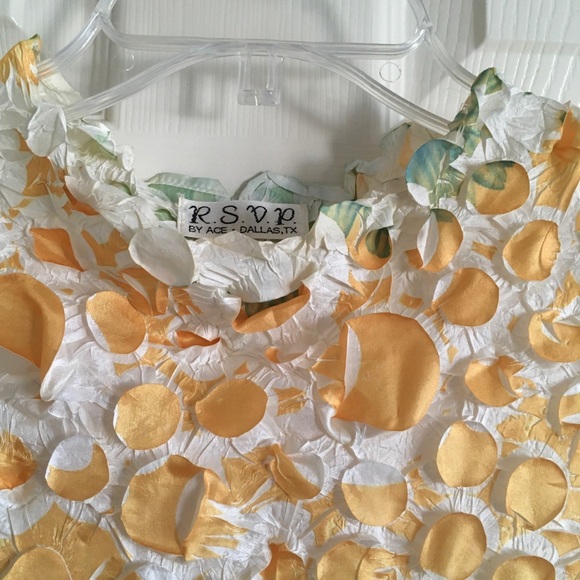 Sleeveless color trend top with fun artistic flare - Picture 4 of 10